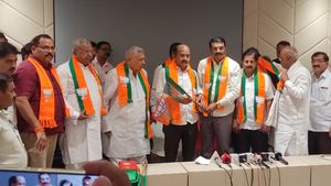  ಬೆಣ್ಣೆನಗರಿಯಲ್ಲಿ ಜೋರಾಯ್ತು ಆಪರೇಷನ್ ಕೈ, ಕಮಲ.!- ಏನೆಲ್ಲ ಆಯ್ತು?-ಇಲ್ಲಿದೆ ಮಾಹಿತಿ 