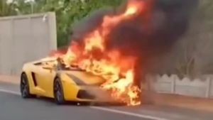  Lamborghini car: ನಡುರಸ್ತೆಯಲ್ಲೇ ಸುಟ್ಟು ಕರಕಲಾದ ಕೋಟಿ ಬೆಲೆ ಬಾಳುವ ಲ್ಯಾಂಬೋರ್ಗಿನಿ ಕಾರು- ವಿಡಿಯೋ ವೈರಲ್‌ 