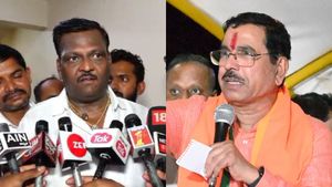 ನೇಹಾ ಆತ್ಮಕ್ಕೆ ನೀವೇ ಶಾಂತಿ ಕೊಡಿಸಬೇಕು, ನಿಮ್ಮಿಂದ ಸಾಧ್ಯ: ಪ್ರಹ್ಲಾದ್ ಜೋಶಿ ಬಳಿ ತಂದೆ ನಿರಂಜನ್ ಮನವಿ 