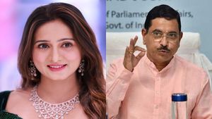 Actress Harshika Poonacha: ಪ್ರಹ್ಲಾದ್ ಜೋಶಿ ಭೇಟಿಯಾಗಿ ಧನ್ಯವಾದ ತಿಳಿಸಿದ ನಟಿ ಹರ್ಷಿಕಾ ದಂಪತಿ: ಸಚಿವರ ಅಭಯ 