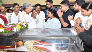  ಸಂಸದ ವಿ. ಶ್ರೀನಿವಾಸ್ ಪ್ರಸಾದ್ ಅಂತಿಮ ದರ್ಶನಕ್ಕೆ ಹರಿದು ಬಂದ ಜನಸಾಗರ