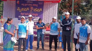 SVEEP ಕಪ್: ಕ್ರಿಕೆಟ್ ಆಡಿ ಮತದಾನದ ಸಂದೇಶ ಸಾರಿದ ಅಧಿಕಾರಿಗಳು 