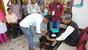ಶಿವಮೊಗ್ಗ ಕ್ಷೇತ್ರದಲ್ಲಿ ಮನೆಯಿಂದಲೇ ಮತದಾನ ಆರಂಭ 