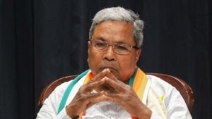 ʼಸಿದ್ದರಾಮಯ್ಯನವರೇ ಸಿಎಂ ಕುರ್ಚಿಯ ಮೇಲೆ ನೀವು ಕೂತಿದ್ದಿರೋ ಅಥವಾ ಊಸರವಳ್ಳಿ ಏನಾದರೂ ಕೂತಿದೆಯೋ?ʼ 