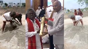 Darshanam Mogilaiah: ಬದುಕು ಕಟ್ಟಲು ಕಟ್ಟಡ ಕಾರ್ಮಿಕರಾದ ಪದ್ಮಶ್ರೀ ಪ್ರಶಸ್ತಿ ಪುರಸ್ಕೃತ ದರ್ಶನಂ ಮೊಗಿಲಯ್ಯ!