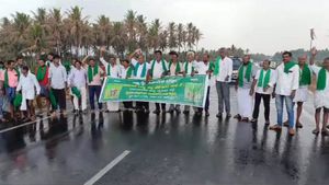  ಮಳೆ ನಡುವೆಯೇ ಬೆಂಗಳೂರು-ದಿಂಡಿಗಲ್ ರಾಷ್ಟ್ರೀಯ ಹೆದ್ದಾರಿ ತಡೆದು ರೈತರ ಪ್ರತಿಭಟನೆ