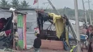  ದಾವಣಗೆರೆ: ಬಿರುಗಾಳಿ ಮಳೆಗೆ ಹಾರಿಹೋದ ಶೆಡ್‌ಗಳು, ಜನರ ಪರದಾಟ