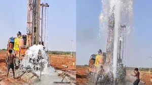  ಚಿತ್ರದುರ್ಗ: ಬರಗಾಲದಲ್ಲೂ ಬೋರ್‌ವೆಲ್‌ನಲ್ಲಿ ಮುಗಿಲೆತ್ತರಕ್ಕೆ ಚಿಮ್ಮಿದ ನೀರು 