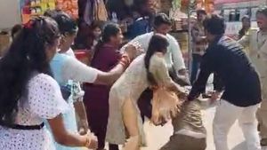  ಗುಂಡ್ಲುಪೇಟೆ: ಬಡಿದಾಡಿಕೊಂಡ ಕೆಎಸ್‌ಆರ್‌ಟಿಸಿ ಬಸ್‌ ಕಂಡಕ್ಟರ್‌, ಪೊಲೀಸ್‌ ಕಾನ್ಸ್‌ಟೇಬಲ್-ಕಾರಣ ಏನು?  