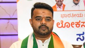 Prajwal Case: ಪ್ರಜ್ವಲ್‌ ಪೆನ್‌ ಡ್ರೈವ್‌ ಪ್ರಕರಣ: ಕಾರ್ತಿಕ್‌ಗೌಡ, ನವೀನ್‌ಗೌಡರ ರಕ್ಷಣೆ ಗೆ ನಿಂತಿದ್ದೀಯಾ ಸರ್ಕಾರ?  