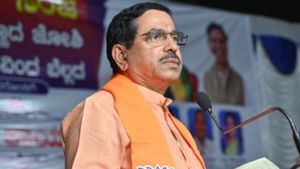 Siddaramaiah: ಜವಾಬ್ದಾರಿಯಿಂದ ನುಣುಚಿಕೊಳ್ಳುವ ರಾಜ್ಯ ಸರ್ಕಾರ FIR ಹಾಕಲು ತಡ ಮಾಡಿದ್ದೇಕೆ? ಪ್ರಹ್ಲಾದ್ ಜೋಶಿ