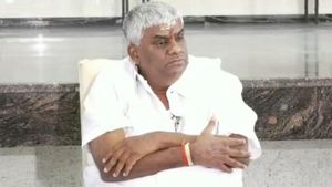 ಜೈಲಿನಿಂದ ಬಿಡುಗಡೆಯಾಗಿ 3 ದಿನ ಕಳೆದ್ರೂ ಪತ್ನಿ ಭವಾನಿ ಭೇಟಿಯಾಗದ ರೇವಣ್ಣ