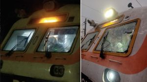  ಮಂಡ್ಯದಲ್ಲಿ ಚಲಿಸುತ್ತಿದ್ದ ರೈಲಿನ ಮೇಲೆ ಬಿದ್ದ ಮರದ ರೆಂಬೆ: ಲೋಕೋ ಪೈಲಟ್‌ಗೆ 