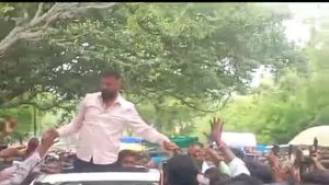 ಸ್ಕಂದಗಿರಿ ಪಾರ್ವತಾಂಭ ರಥೋತ್ಸವದ ವೇಳೆ ಗಮನ ಸೆಳೆದ ಬಿಗ್ ಬಾಸ್ ಸ್ಪರ್ಧಿ ವರ್ತೂರ್ ಸಂತೋಷ್  