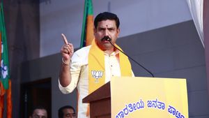 ಶಿಕ್ಷಣ ಸಚಿವರು ಶಿಸ್ತಿನಿಂದ ಇರಬೇಕು: ಮಧು ಬಂಗಾರಪ್ಪಗೆ ವಿಜಯೇಂದ್ರ ಪಾಠ