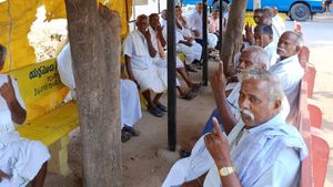  ಬಳ್ಳಾರಿ: ಅಧಿಕಾರಿಗಳ ಸಂಧಾನ, ಬಹಿಷ್ಕಾರ ಬಿಟ್ಟು ಜನರ ಮತದಾನ 