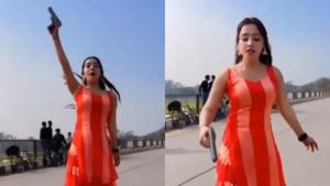 Video Viral: ಹೆದ್ದಾರಿ ಮಧ್ಯೆ ಗನ್ ಜತೆ ಯುವತಿ ರೀಲ್ಸ್ ವಿಡಿಯೋ: ಮುಂದಾಗಿದ್ದೇನು? 