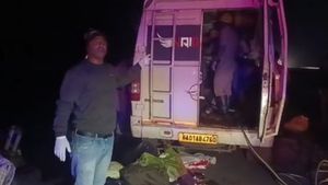 Road Accident: ಭೀಕರ ರಸ್ತೆ ಅಪಘಾತದಲ್ಲಿ 13 ಜನರ ದುರ್ಮರಣ; ಸವದತ್ತಿ ಯಲ್ಲಮ್ಮನ ದರ್ಶನಕ್ಕೆ ತೆರಳಿದ್ದ ಭಕ್ತರು