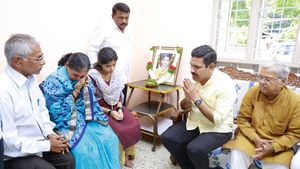ದರ್ಶನ್ ಕೇಸ್‌: ಮೃತ ರೇಣುಕಾಸ್ವಾಮಿ ಮನೆಗೆ ಬಿಜೆಪಿ ರಾಜ್ಯಾಧ್ಯಕ್ಷ ಬಿ.ವೈ ವಿಜಯೇಂದ್ರ ಭೇಟಿ 