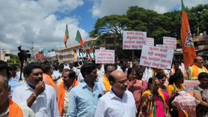  ಪೆಟ್ರೋಲ್, ಡೀಸೆಲ್ ಬೆಲೆ ವಿರೋಧಿಸಿ ದಾವಣಗೆರೆಯಲ್ಲಿ ವಿಭಿನ್ನ ಪ್ರತಿಭಟನೆ: ಎತ್ತಿನ ಗಾಡಿಯಲ್ಲಿ ಬಂದಿದ್ಯಾಕೆ?-ಮಾಹಿತಿ  