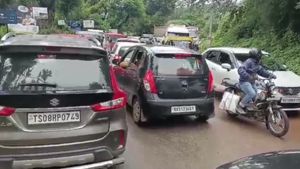 ಚಿಕ್ಕಮಗಳೂರು ಮಳೆ, ಪ್ರವಾಸಿಗರ ದಂಡು: ಟ್ರಾಫಿಕ್ ಜಾಮ್ 