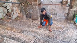  HD Kumaraswamy: ಮೇಲುಕೋಟೆಯಲ್ಲಿ ಮಂಡಿಗಾಲಿನಲ್ಲಿ 400 ಮೆಟ್ಟಿಲು ಹತ್ತಿ ಹರಕೆ ತೀರಿಸಿದ ಎಚ್‌ಡಿಕೆ ಅಭಿಮಾನಿ