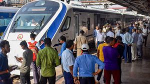  Vande Bharat Express: ಹುಬ್ಬಳ್ಳಿ-ಧಾರವಾಡ ವಂದೇ ಭಾರತ್‌ ರೈಲಿಗೆ ಬೇಡಿಕೆ ಹೆಚ್ಚಾಗಲು ಕಾರಣ ಏನು?-ಇಲ್ಲಿದೆ ಮಾಹಿತಿ  