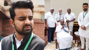 Prajwal Video selling business: ಪ್ರಜ್ವಲ್ ರೇವಣ್ಣ ವಿಡಿಯೋ ಬೇಕಾ? ಮಾರಾಟಕ್ಕಿಟ್ಟ ಕಿಡಿಗೇಡಿಗಳು.... 