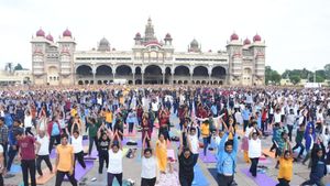 Yoga Day: ಮೈಸೂರು ಅರಮನೆ ಮುಂದೆ 12 ಸಾವಿರ ಜನರಿಂದ ಯೋಗಾಭ್ಯಾಸ 