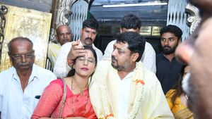 ಚಾಮುಂಡೇಶ್ವರಿ ತಾಯಿ ಮುಂದೆ ಮಹಿಳಾ ಅಧಿಕಾರಿ ಹಣೆಗೆ ಕುಂಕುಮ ಇಟ್ಟ ಸಂಸದ ಸುನೀಲ್ ಬೋಸ್