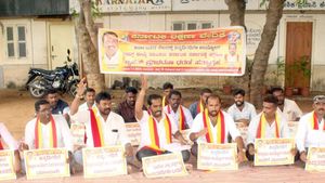 ಚಾಮರಾಜನಗರ: ಕನ್ನಡಿಗರಿಗೆ ಉದ್ಯೋಗ ಮೀಸಲಾತಿಗೆ ಒತ್ತಾಯಿಸಿ ಕರವೇ ಧರಣಿ