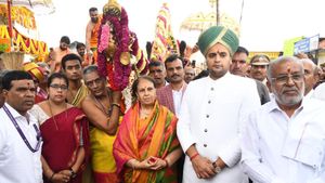  ಚಾಮುಂಡೇಶ್ವರಿ ವರ್ಧಂತಿ ಸಂಭ್ರಮ: ಚಿನ್ನದ ಪಲ್ಲಕ್ಕಿ ಉತ್ಸವ ಕಣ್ತುಂಬಿಕೊಂಡ ಭಕ್ತರು