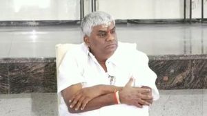 ದೇವಾಲಯದಲ್ಲಿ ಜಾರಿ ಬಿದ್ದ ರೇವಣ್ಣ, ಐಸಿಯುನಲ್ಲಿ ಚಿಕಿತ್ಸೆ 