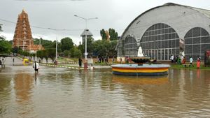  Mysuru Rain: ಧಾರಾಕಾರ ಮಳೆಯಿಂದ ಕುಸಿದ ಗೋಡೆ; ಮಗುವನ್ನು ಕಾಪಾಡಿ ಸಾವನ್ನಪ್ಪಿದ ತಾಯಿ 