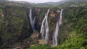 ಮಲೆನಾಡಲ್ಲಿ ಮಳೆಯ ಅಬ್ಬರ; ಕೈ ಬೀಸಿ ಕರೆಯುತ್ತಿದೆ ಜೋಗ ಜಲಪಾತ 