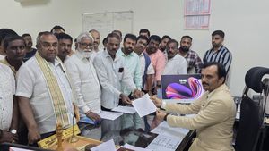  ಸಿಎಂ ಸಿದ್ದರಾಮಯ್ಯ ಪತ್ನಿ ಖರೀದಿಸಿರುವ ಜಮೀನಿನಲ್ಲಿ ನಮ್ಮ ಪಾಲಿದೆ: ಮೈಸೂರು ಜಿಲ್ಲಾಧಿಕಾರಿಗಳಿಗೆ ದೂರು 