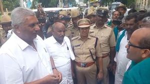  ಚಾಮರಾಜನಗರ: ರೈತ ಸಂಘಟನೆ ವಿರುದ್ಧ ಕನ್ನಡಪರ ಹೋರಾಟಗಾರರ ದಿಢೀರ್ ಪ್ರತಿಭಟನೆ-ಕಾರಣ ಏನು?