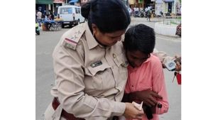  ಟ್ರಾಫಿಕ್‌ ರೂಲ್ಸ್‌ ಬ್ರೇಕ್‌: ದಂಡ ಕಟ್ಟಿಸಿಕೊಂಡ ಹಣವನ್ನು ವಿದ್ಯಾರ್ಥಿಗೆ ವಾಪಾಸ್‌ ನೀಡಿದ ಮಹಿಳಾ ಪಿಎಸ್‌ಐ-ಕಾರಣ ಏನು? 