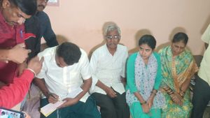  Actor Darshan Case: ರೇಣುಕಾಸ್ವಾಮಿ ಮನೆಗೆ ಭೇಟಿ ನೀಡಿ ₹1,00,000 ಧನಸಹಾಯ ಮಾಡಿದ ವಿನೋದ್‌ ರಾಜ್‌-ಅವರು ಹೇಳಿದ್ದೇನು?