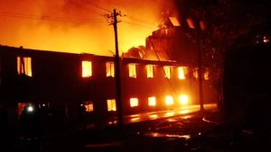  Belgavi factory fire Case: ಸುಟ್ಟು ಕರಕಲಾದ ಮಗನ ಮೂಳೆಗಳನ್ನು ತಂದೆಗೆ ಕೈಚೀಲದಲ್ಲಿ ತುಂಬಿಕೊಟ್ಟ ಅಧಿಕಾರಿಗಳು-ಆಕ್ರೋಶ