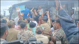  BY Vijayendra: ಸಿದ್ದರಾಮಯ್ಯ ವಿರುದ್ಧ ಷಡ್ಯಂತ್ರ ಆರೋಪ- ಬಿವೈ ವಿಜಯೇಂದ್ರ ಮನೆಗೆ ಮುತ್ತಿಗೆ 