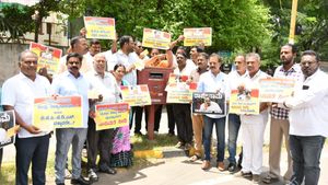  Mysuru: ಎಚ್‌ಡಿ ಕುಮಾರಸ್ವಾಮಿ ವಿರುದ್ಧ ಪ್ರಾಸಿಕ್ಯೂಷನ್‌ಗೆ ಆಗ್ರಹ; ರಾಜ್ಯಪಾಲರಿಗೆ ಪತ್ರ ಚಳವಳಿ