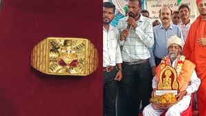 ಚಾಮರಾಜನಗರ: ನಿವೃತ್ತಗೊಂಡ ಶಿಕ್ಷಕರಿಗೆ ಹಳೇ ವಿದ್ಯಾರ್ಥಿಗಳಿಂದ  ಚಿನ್ನದುಂಗುರ ಉಡುಗೊರೆ