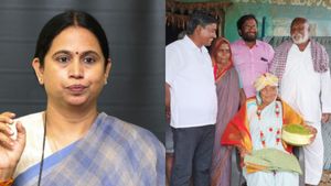 ಗೃಹಲಕ್ಷ್ಮಿ ಹಣದಲ್ಲಿ ಊರಿಗೆಲ್ಲ ಹೋಳಿಗೆ ಊಟ ಹಾಕಿಸಿದ ಅಜ್ಜಿಗೆ ಸನ್ಮಾನ 