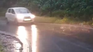 Charmadi Ghat Rain: ಚಾರ್ಮಾಡಿ ಘಾಟ್ ತಪ್ಪಲಿನಲ್ಲಿ ಭಾರೀ ಮಳೆ: ರಸ್ತೆಗೆ ಉರುಳಿದ ಬಂಡೆಗಳು!