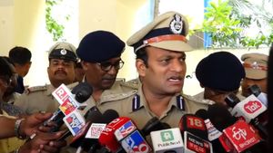 ಹುಬ್ಬಳ್ಳಿಯಲ್ಲಿ ಶಾಲಾ ಮಕ್ಕಳಿಂದ ಅಕ್ರಮ ಬಡ್ಡಿ ವ್ಯವಹಾರ: ಅಪ್ರಾಪ್ತ ಸೇರಿ 25 ಮಂದಿ ಬಂಧನ