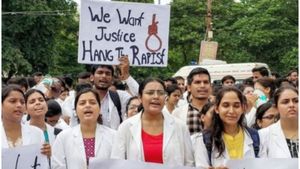 Kolkata Doctor Rape Case: ಸರ್ಕಾರಿ ವೈದ್ಯರಿಗೆ ರಜೆ ಮಂಜೂರು ಮಾಡದಂತೆ ಕರ್ನಾಟಕ ಸರ್ಕಾರ ಆದೇಶ!