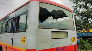 ಕುಡಿದ ಮತ್ತಿನಲ್ಲಿ ಯುವಕರ ಪುಂಡಾಟ: ಕೆಎಸ್‌ಆರ್‌ಟಿಸಿ ಬಸ್‌ ಮೇಲೆ ಕಲ್ಲು ತೂರಾಟ