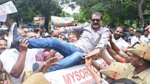  ಬಿಜೆಪಿ-ಜೆಡಿಎಸ್ ಪಾದಯಾತ್ರೆ ವಿರೋಧಿಸಿ ಕಾಂಗ್ರೆಸ್ ಹೋರಾಟ