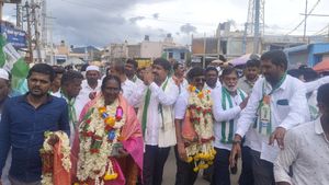  ಹನೂರು ಪಟ್ಟಣ ಪಂಚಾಯಿತಿ ಅಧ್ಯಕ್ಷರಾಗಿ ಮೊದಲ ಬಾರಿ ಗದ್ದುಗೆ ಏರಿದ ತೆನೆ ಹೊತ್ತ ಮಹಿಳೆ